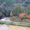 紅葉の宇佐川を眺めるすばらしい場所にあるホテル