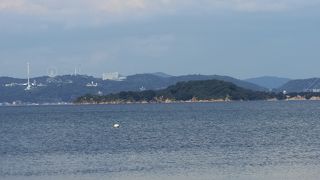 本島から鷲羽山と瀬戸大橋を遠望した