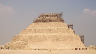 天井のついた列柱廊を出ると広場があり、そこにあります