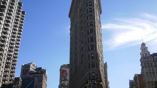 三角形の土地を使って建てたフラットアイアンビル