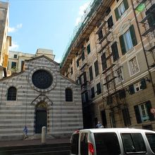 え？と思うほど小さなサン・マッテオ広場。正面は同名の教会。