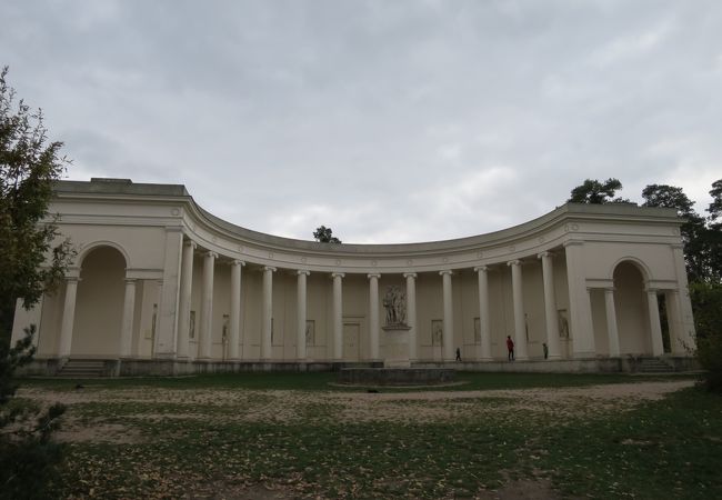 静かな森の中にあるは半円形神殿