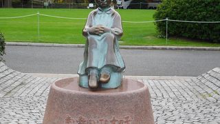 海の方面を見つめています