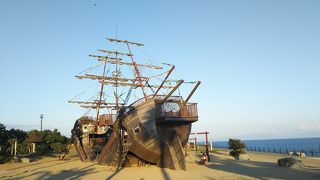 海のすぐそばの公園