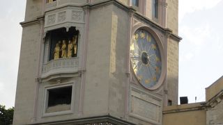 ドゥオーモの隣です