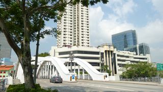 橋のたもとから眺める高層ビル群・・・