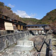 川を挟んで両岸に建物があります。