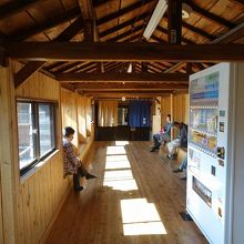 通路で川を渡って浴室へ。