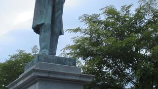 黒田清隆の像と。