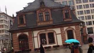 広場の真ん中に