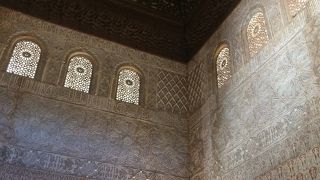 細かい彫刻が素晴らしい