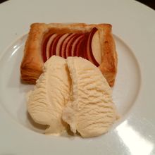 アップルパイのアイス添え