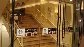 新宿駅の巨大なショッピングセンター