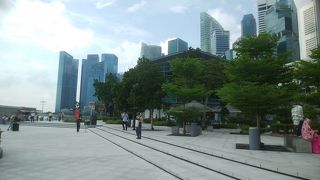 おしゃれなカフェがあります