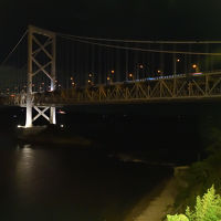 ロビーから望む大鳴門橋　夜