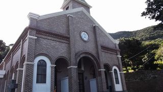 玉之浦湾の入り江に面した教会