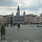 今の広場は17世紀以降に整備された様子です。