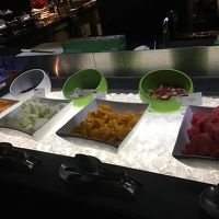 朝食はアズールというレストランでビュッフェ。品数多し。