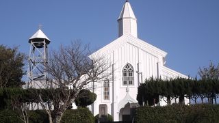 入り江を見下ろす丘の上に建つ白亜の教会