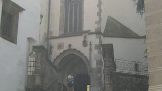 町の南東のあります。