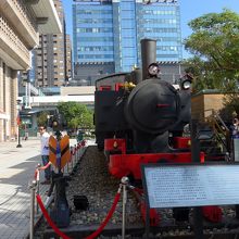 台北駅のバス乗り場近くの蒸気機関車　この右手です
