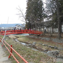 諏訪大社下社春宮から砥川（とがわ）沿いを歩いて行きます。