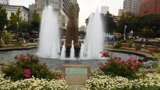 噴水の中央にある像