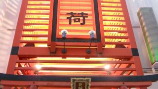 「なんばパークス」の中庭にあります