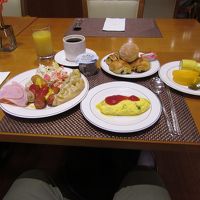 朝食は朝食券制のブッフェで一通りの品がありました。