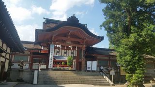 徒然草に登場する、朱塗りが鮮やかな神社
