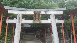 徒然草で、仁和寺の法師もお参りした神社