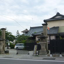 七日町駅付近にある阿弥陀寺です