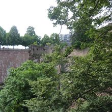 城壁内側の堀は深さが20ｍあります