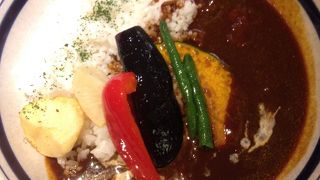 駅の上にある広いカフェ