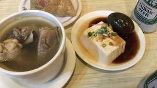 アルコール類は置いてません。持ち込みＯＫ、通りの向こうのコンビニでビールを買って・・・。