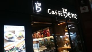 オシャレで国際派なカフェ