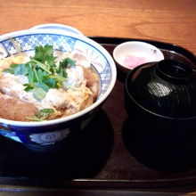 かつ丼、税抜き1,100円とチョット高め