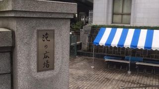 日本橋の袂にあるということにその意味があるのです。