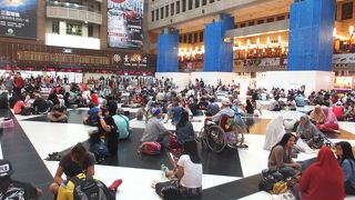 あまりにも巨大。コインロッカーはＢ１フロアにありますが、いずれも満杯・使用中でした。