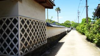 白壁となまこ壁が素晴らしい武家屋敷