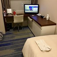 右側のキャビネットにお茶セットが入ってますが、取り出しにくい