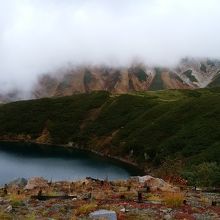 紅葉した山とみくりが池