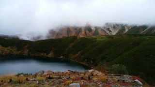 山と池のコントラストが素晴らしい、おまけに雷鳥も