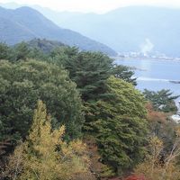 窓から河口湖が見えます