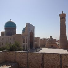 左側の建物です