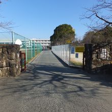 単に中学校の入口にしか見えません。入って右手が城跡です。