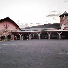 道の駅の外観。右手に見える塔は展望台