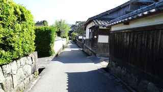 黒壁が立ち並ぶ武家屋敷の景観