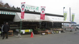 多くの人が買物をしています