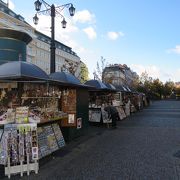 お土産屋さんがズラッと並ぶ広場